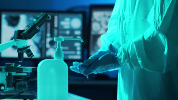 Vědci Ochranném Obleku Myjí Ruce Antiseptickým Mýdlem Výzkumné Laboratoři Coronavirus — Stock video