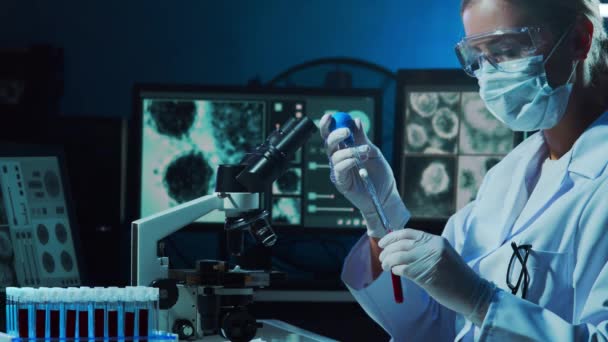 在实验室工作的科学家 从事医学研究的女医生 实验工具 显微镜 Coronavirus 2019 Ncov Biotechnology Science Experiments — 图库视频影像