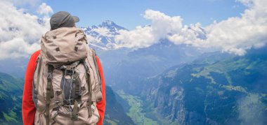 Sırt çantalı gezgin. Alp zirveleri arka planda. Lauterbrunnen, Jungfrau, Bernese Highland. Alpler, turizm gezisi konsepti