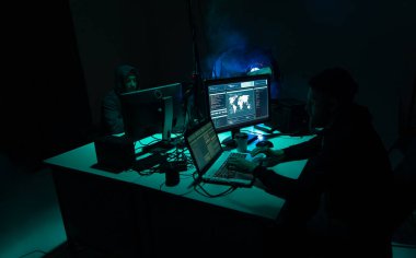 Bilgisayar korsanları birden fazla bilgisayar kullanarak sunucuyu kırıyor ve virüslü fidye virüsü kullanıyor. Siber suçlar, bilgi teknolojisi, posta düzenleme kavramı.