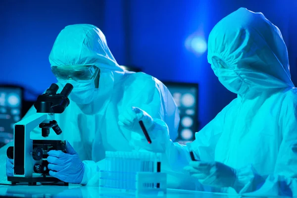 Scientists Protection Suits Masks Working Research Lab Using Laboratory Equipment — Stock Photo, Image