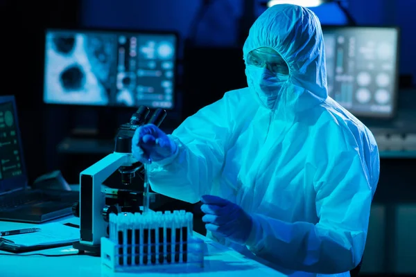 Forskare Skyddsdräkt Och Masker Som Arbetar Forskningslabb Med Hjälp Laboratorieutrustning — Stockfoto