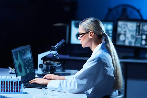 Wetenschapper Het Lab Vrouwelijke Dokter Doet Medisch Onderzoek Laboratoriumgereedschappen Microscoop — Stockfoto