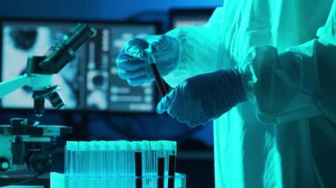 Koruma giysisindeki bilim adamları araştırma laboratuarında antiseptik sabunla ellerini yıkıyorlar. Coronavirus 2019-ncov tehlikesi, ilaç keşfi, bakteriyoloji ve virüs bilimi konsepti.