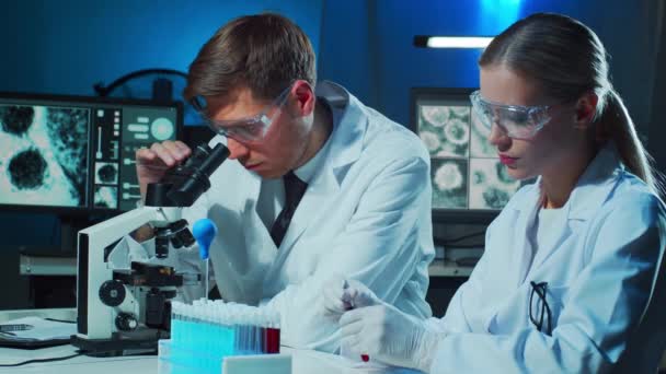 Laboratuvarda Çalışan Bilim Adamı Öğrenci Doktor Stajyere Kan Analizi Yapmayı — Stok video