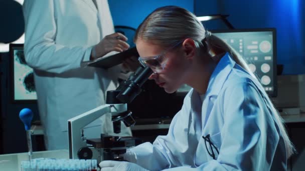 在实验室工作的科学家和学生 教授实习生进行血液分析研究 实验工具 显微镜 Coronavirus 疫苗研究 细菌学 — 图库视频影像
