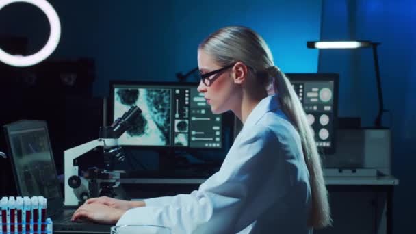 研究室で働いてる科学者 医学研究を行う女性医師 研究室のツール 顕微鏡 試験管 コロナウイルス2019 Ncov バイオテクノロジー 実験と医療の概念 — ストック動画
