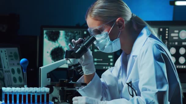 在现代实验室工作的女科学家 博士做微生物学研究 实验工具 显微镜 Coronavirus Covid 细菌学 病毒学 Dna和保健 — 图库视频影像