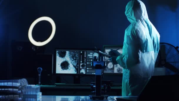 Вчений Захисному Костюмі Масках Працюють Науково Дослідній Лабораторії Використовує Лабораторне — стокове відео