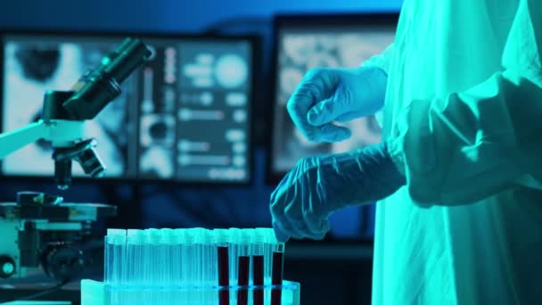 在研究实验室里 穿着防护服的科学家们正在用防腐肥皂洗手 Coronavirus 2019 Ncov危险 药物发现 细菌学和病毒学概念 — 图库视频影像