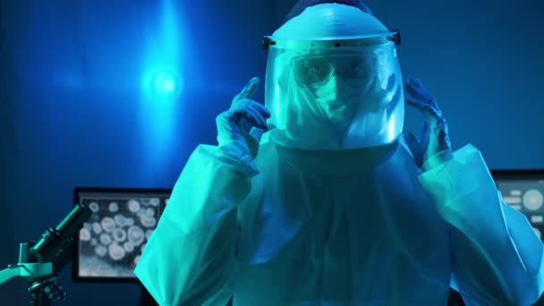 穿着防护服的科学家和使用实验室设备在研究实验室工作的面罩 显微镜 Sars Cov 2危害 药物发现 细菌学和病毒学 — 图库视频影像