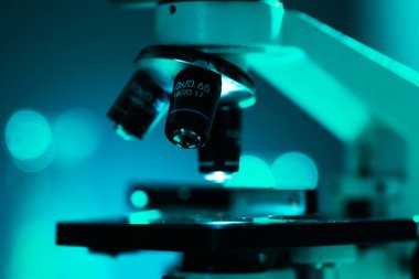 Bilimsel mikroskoba yakın çekim. Hastanede bir laboratuvar. Salgın hastalıklar, sağlık hizmetleri, aşı araştırmaları ve Coronavirus covid-19 test konsepti.