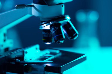 Bilimsel mikroskoba yakın çekim. Hastanede bir laboratuvar. Salgın hastalıklar, sağlık hizmetleri, aşı araştırmaları ve Coronavirus covid-19 test konsepti.
