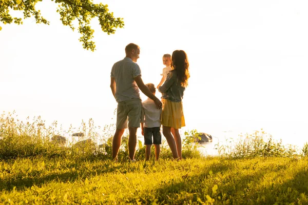 Szczęśliwa Kochająca Rodzina Spacerująca Świeżym Powietrzu Świetle Zachodu Słońca Ojciec — Zdjęcie stockowe