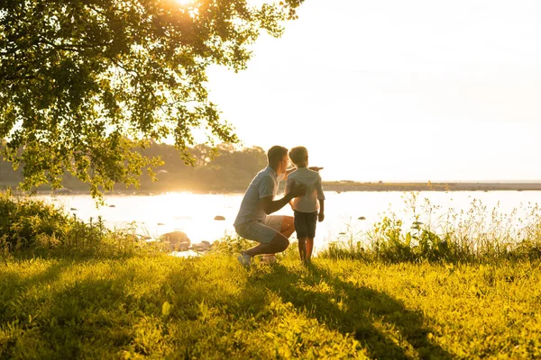 Pai Filho Feliz Família Amorosa Andando Livre Luz Pôr Sol — Fotografia de Stock