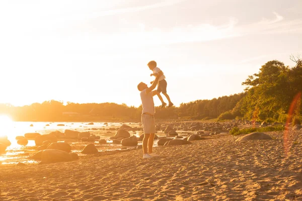 Vader Zijn Zoontje Gelukkig Liefdevolle Familie Wandelen Buiten Het Licht — Stockfoto