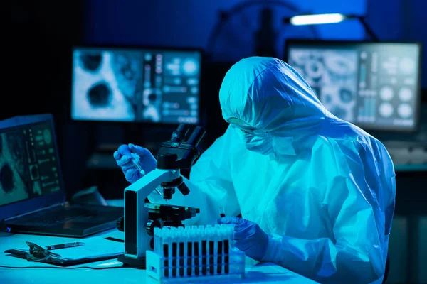 身穿防护服和戴口罩的科学家使用实验室设备在研究实验室工作 显微镜 Coronavirus Covid 19危害 药物发现 细菌学和病毒学 — 图库照片