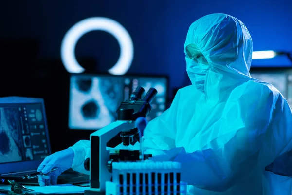 Wissenschaftler Schutzanzügen Und Masken Arbeiten Forschungslabor Mit Laborausrüstung Mikroskope Reagenzgläser — Stockfoto