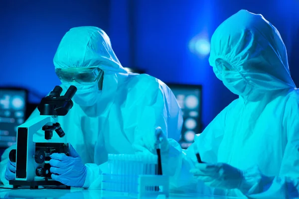 Scientists Protection Suits Masks Working Research Lab Using Laboratory Equipment — Stock Photo, Image