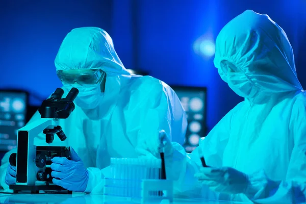 Científicos Trajes Protección Máscaras Que Trabajan Laboratorios Investigación Utilizando Equipos —  Fotos de Stock