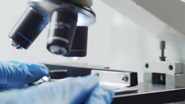 Laboratuvarda yakın plan bilimsel mikroskop. Salgın hastalıklar, sağlık hizmetleri, aşı araştırmaları ve Coronavirus covid-19 test konsepti.