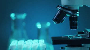 Bilimsel mikroskoba yakın çekim. Hastanede bir laboratuvar. Salgın hastalıklar, sağlık hizmetleri, aşı araştırmaları ve Coronavirus 2019-ncov test konsepti.