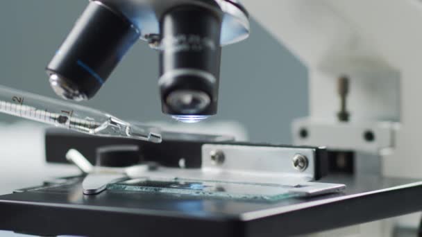 Крупный План Научного Микроскопа Лаборатория Больнице Эпидемические Заболевания Здравоохранение Исследования — стоковое видео