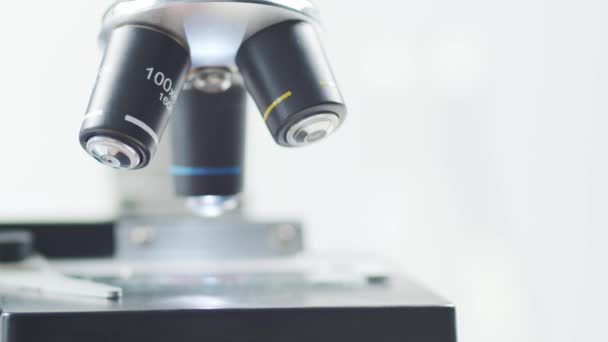 Nahaufnahme Des Wissenschaftlichen Mikroskops Labor Krankenhaus Epidemische Krankheiten Gesundheitswesen Impfstoffforschung — Stockvideo