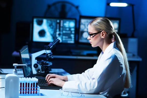 Cientista Trabalhar Num Laboratório Moderno Médico Fazer Pesquisa Microbiológica Ferramentas — Fotografia de Stock