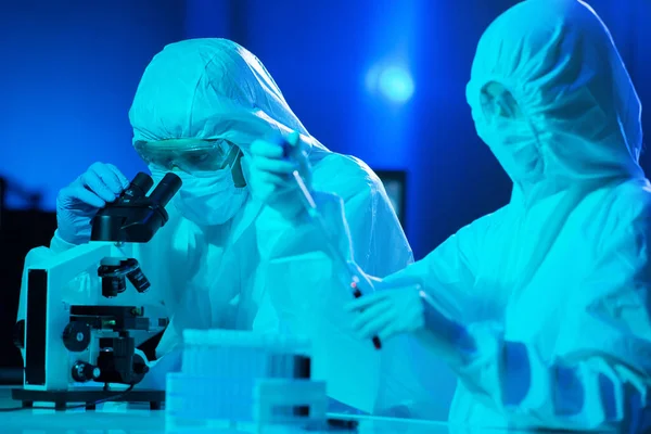 Scientists Protection Suits Masks Working Research Lab Using Laboratory Equipment — Stock Photo, Image