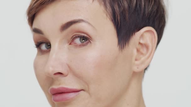中年妇女在白斑地上的特写 成熟女人的画像 整形外科 美容注射 美容外科概念 — 图库视频影像