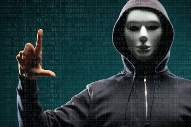 Dijital arka plan üzerinde anonim bilgisayar korsanı. Gizlenmiş karanlık yüz maskesi ve hood. Veri hırsız, internet saldırı, darknet dolandırıcılık, tehlikeli bir virüs ve siber güvenlik kavramı.