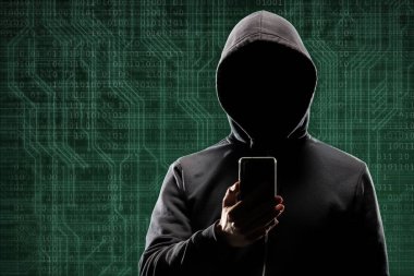 Tehlikeli hacker ile ikili kod ile dijital arka plan üzerinde bir smartphone becerikli alet. Gizlenmiş karanlık yüz maskesi ve hood. Veri hırsız, internet saldırı, darknet dolandırıcılık, sanal gerçeklik ve siber güvenlik