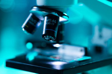 Bilimsel mikroskoba yakın çekim. Hastanede bir laboratuvar. Salgın hastalıklar, sağlık hizmetleri, aşı araştırmaları ve Coronavirus 2019-ncov test konsepti.