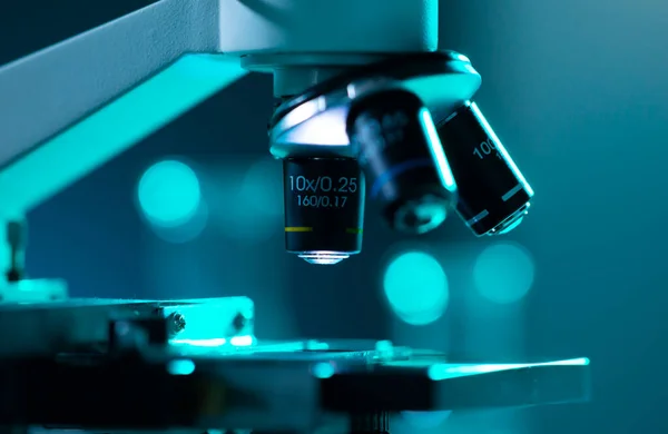 Nahaufnahme Des Wissenschaftlichen Mikroskops Labor Krankenhaus Epidemische Krankheiten Gesundheitswesen Impfstoffforschung — Stockfoto