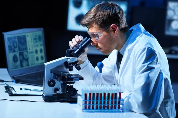 Wetenschapper Het Lab Dokter Die Microbiologie Onderzoek Doet Laboratoriumgereedschappen Microscoop — Stockfoto