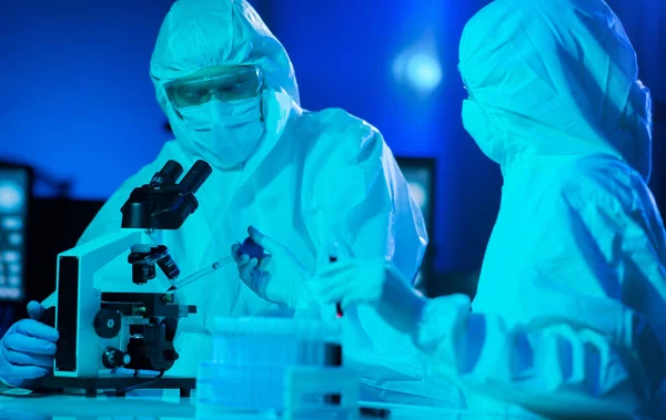 身穿防护服和戴口罩的科学家使用实验室设备在研究实验室工作 显微镜 Coronavirus 2019 Ncov感染和疫苗发现概念 — 图库照片