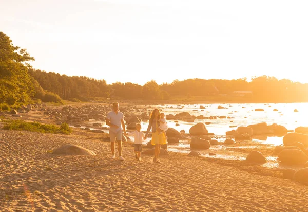 Glad Kärleksfull Familj Promenader Utomhus Ljuset Solnedgången Far Mor Son — Stockfoto