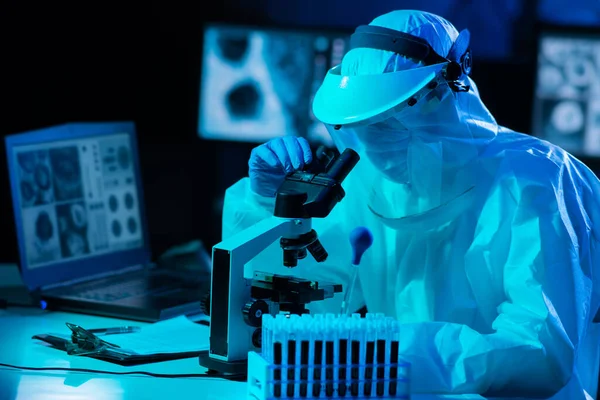 Cientista Ternos Proteção Máscaras Que Trabalham Laboratório Pesquisa Usando Equipamentos Imagem De Stock