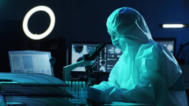 穿着防护服的科学家和使用实验室设备在研究实验室工作的面罩 显微镜 Coronavirus 2019 Ncov危险 药物发现 细菌学和病毒学概念 — 图库视频影像