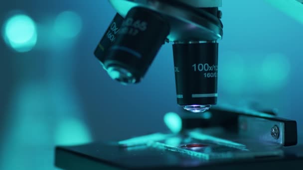 Gros Plan Sur Microscope Scientifique Laboratoire Hôpital Maladies Épidémiques Soins — Video