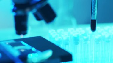 Mikroskop ve virüslü tüp. Hastanedeki bilimsel laboratuvara yakın çekim. Salgın hastalıklar, sağlık hizmetleri, aşı araştırmaları ve Coronavirus 2019-ncov test konsepti.
