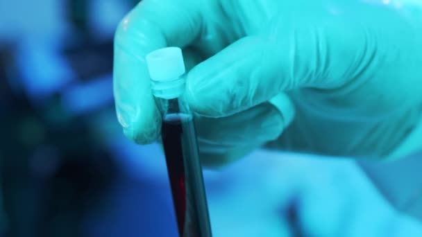 实验室管子里有血和病毒诊所科学实验室的特写镜头 大流行病 疫苗研究和Coronavirus Covid 19试验概念 — 图库视频影像