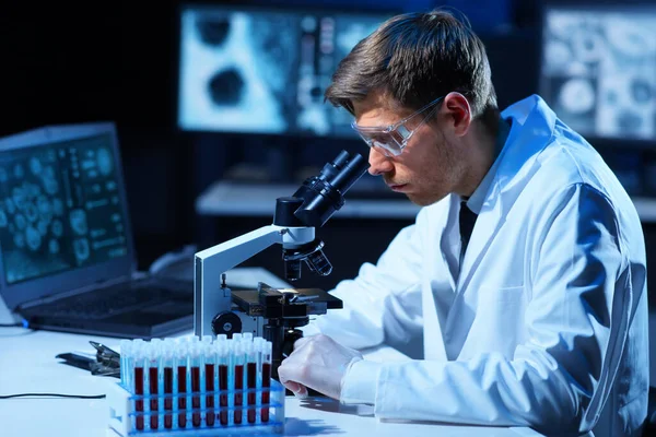 Wetenschapper Het Lab Dokter Die Microbiologie Onderzoek Doet Laboratoriumgereedschappen Microscoop — Stockfoto