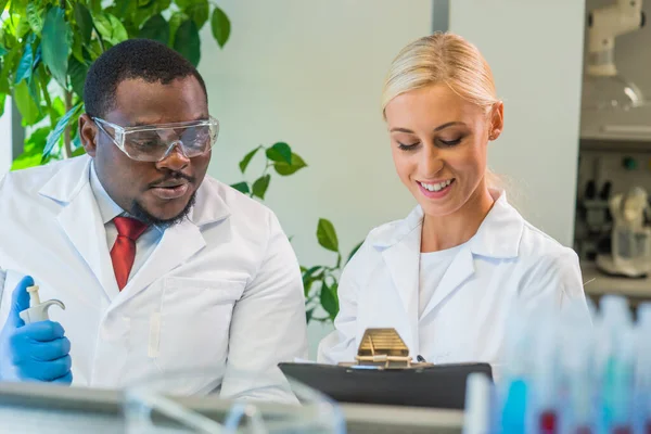 Vědci Studenti Pracující Laboratoři Doktor Učí Stážisty Analyzovat Krev Laboratorní — Stock fotografie