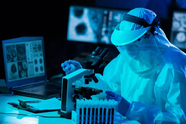 Cientista Terno Proteção Máscaras Que Trabalham Laboratório Pesquisa Usando Equipamentos — Fotografia de Stock