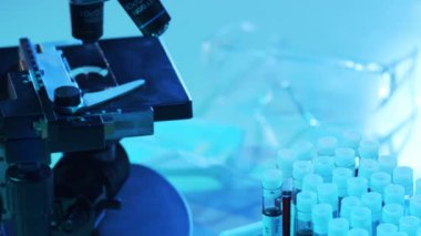 Laboratuvar tüpünde kan ve virüs var. Kliniklerdeki bilimsel laboratuvara yakın çekim. Salgın hastalıklar, sağlık hizmetleri, aşı araştırmaları ve Coronavirus covid-19 test konsepti.
