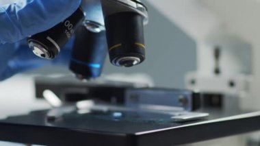 Laboratuvarda yakın plan bilimsel mikroskop. Salgın hastalıklar, sağlık hizmetleri, aşı araştırmaları ve Coronavirus covid-19 test konsepti.