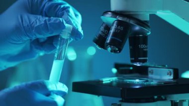 Bilimsel laboratuvar yakın plan. Salgın hastalıklar, sağlık hizmetleri, aşı araştırmaları ve Coronavirus covid-19 test konsepti.