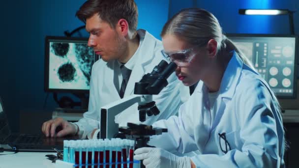 Laboratuvarda Çalışan Tıp Bilimcileri Doktor Stajyerlere Kan Analizi Yapmayı Öğretiyor — Stok video